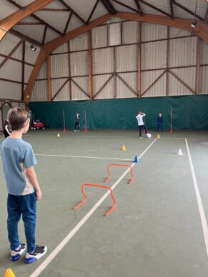 Jeunes sportifs de 10 ans en plein jeu collectif au club de sport ASPTT Clermont-Ferrand